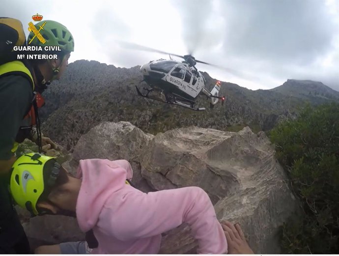Un helicóptero de la Guardia Civil localiza y traslada a un joven que se fracturó un tobillo durante un excursión por la Serra de Tramuntana.