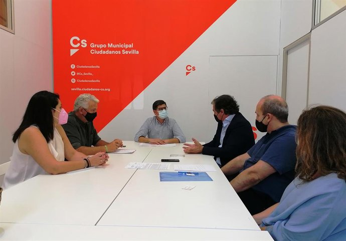 El portavoz de Cs en el Ayuntamiento, Álvaro Pimentel, se reúne con comerciantes de Triana por el Plan Respira.