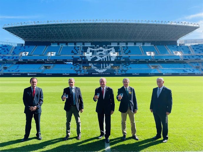 Elías Bendodo, Francisco de la Torre y Francisco Salado recogen sus abonos del Málaga Club de Fútbol en el estadio de La Rosaleda junto al administrador concursal José María Muñoz y el dirigente del club Francisco Martín Aguilar