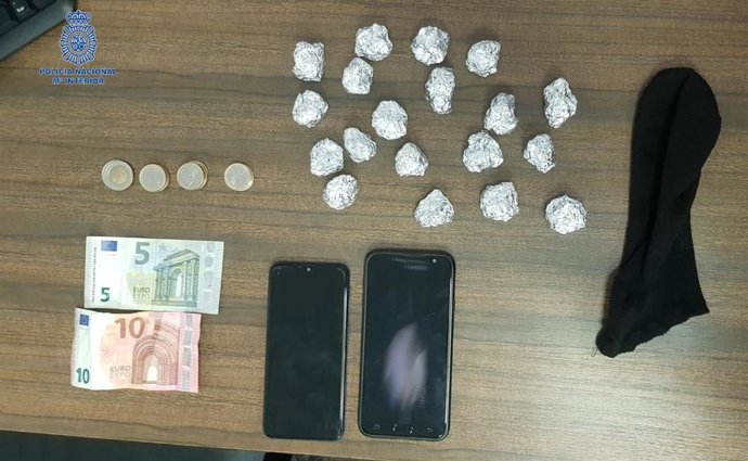 Droga y objetos intervenidos en la detención.