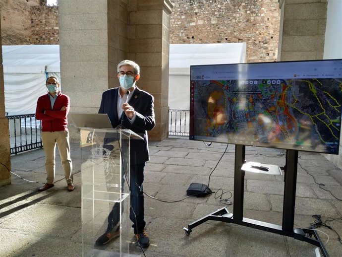 El concejal de Patrimonio, José Ramón Bello, ha dado a conocer el inventario de bienes inmuebles del Ayuntamiento de Cáceres, que se ha digitalizado para que pueda ser consultado por toda la ciudadanía