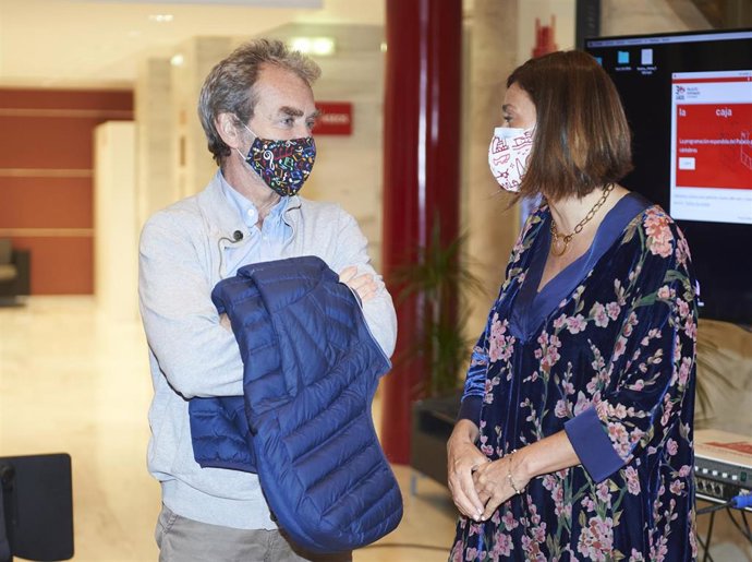 El director del Centro de Coordinación de Emergencias Sanitarias del Ministerio de Sanidad, Fernando Simón, conversa con la consejera de Presidencia, Interior, Justicia y Acción Exterior del Gobierno de Cantabria, Paula Fernández