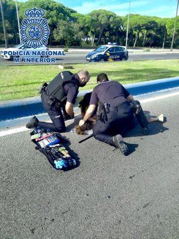 Agentes de la Policía Nacional atienden a una mujer en El Puerto de Santa María tras ser atropellada.