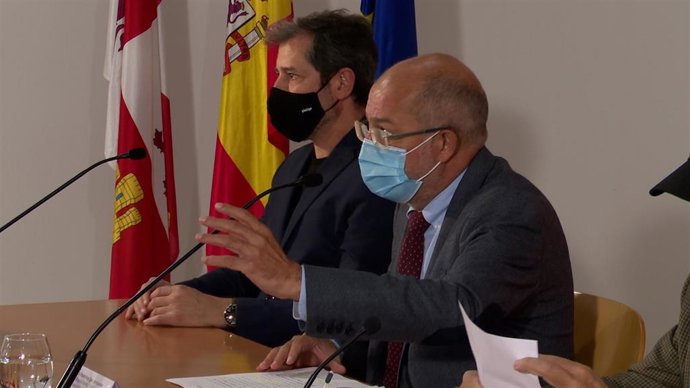 En primer plano, Francisco Igea durante una rueda de prensa.