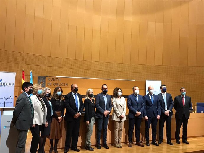 Jornada De Asedef, Clausurada Por El Conselleiro De Sanidade, Julio García Comesaña, En Foto De Familia