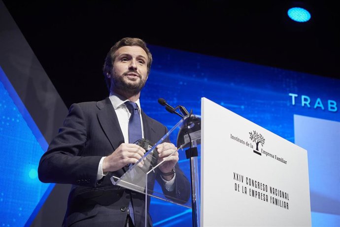 El líder del Partido Popular, Pablo Casado, interviene durante la apertura del XXIV Congreso Nacional de la Empresa Familiar en el Palacio de Congresos y Auditorio Baluarte, a 25 de octubre de 2021, en Pamplona, Navarra, (España). Bajo el lema Trabajam
