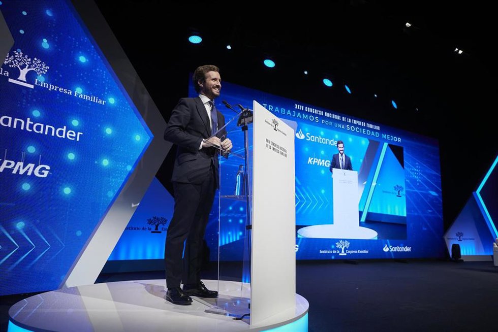 El líder del Partido Popular, Pablo Casado, interviene durante la apertura del XXIV Congreso Nacional de la Empresa Familiar en el Palacio de Congresos y Auditorio Baluarte, a 25 de octubre de 2021, en Pamplona, Navarra, (España). 