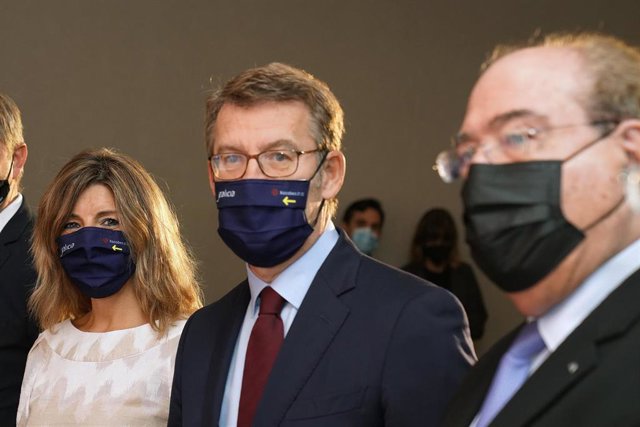 La vicepresidenta segunda y ministra de Trabajo y Economía Social, Yolanda Díaz; y el presidente de la Xunta de Galicia, Alberto Núñez Feijóo, a su llegada al evento 'El futuro que seremos', en el centro social Abanca, a 25 de octubre de 2021, en Santiago