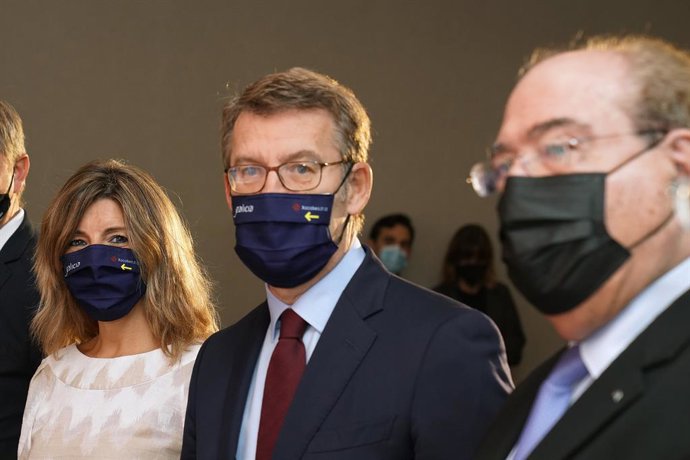 La vicepresidenta segunda y ministra de Trabajo y Economía Social, Yolanda Díaz; y el presidente de la Xunta de Galicia, Alberto Núñez Feijóo, a su llegada al evento 'El futuro que seremos', en el centro social Abanca, a 25 de octubre de 2021, en Santia