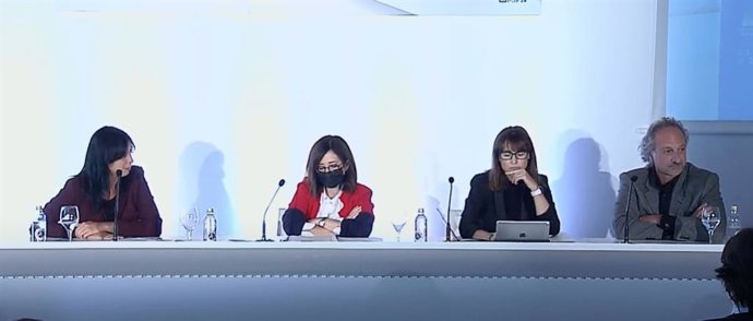 Tercera mesa de la jornada 'El Futuro del Envejecimiento' con la directora de Estudios Sociales de FUNCAS, Elisa Chuliá; la secretaria de Política Institucional de UGT, Cristina Estévez Navarro; y el profesor de la Universidad de Barcelona, Diego Valero