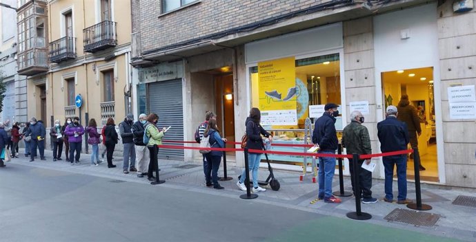 Colas de personas para inscribirse en la Marcha Contra el Cáncer.