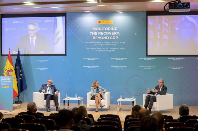 (I-D) El presidente del Real Instituto Elcano, José Juan Ruiz; la vicepresidenta primera y ministra de Asuntos Económicos y Transformación Digital, Nadia Calviño y el comisario europeo de Economía, Paolo Gentiloni,  durante el seminario 'Monitoring the 
