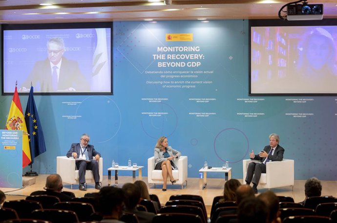 (I-D) El presidente del Real Instituto Elcano, José Juan Ruiz; la vicepresidenta primera y ministra de Asuntos Económicos y Transformación Digital, Nadia Calviño y el comisario europeo de Economía, Paolo Gentiloni,  durante el seminario 'Monitoring the 