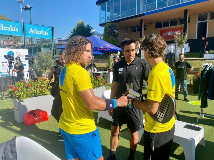 El excapitán del FC Barcelona y el jugador profesional de pádel Fernando Belasteguín, en el V Torneo Benéfico de Pádel XAP para recaudar fondos para el SJD Pediatric Cancer Center