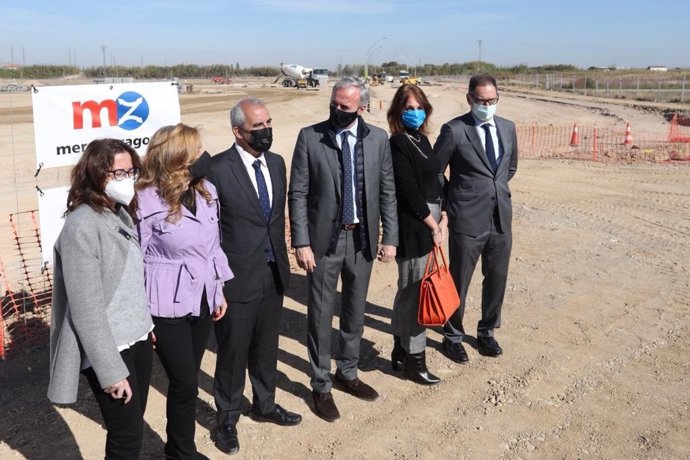 El alcalde de Zaragoza, Jorge Azcón, ha visitado este lunes las obras de ampliación de Mercazaragoza