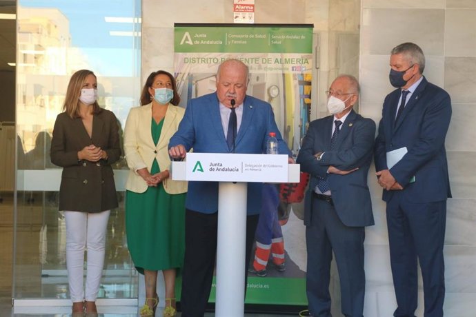 En el centro, el consejero de Salud y Familias de la Junta de Andalucía, Jesús Aguirre.