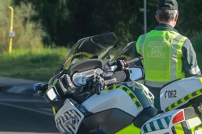 Archivo - Un agente de la Guardia Civil de Tráfico con su moto
