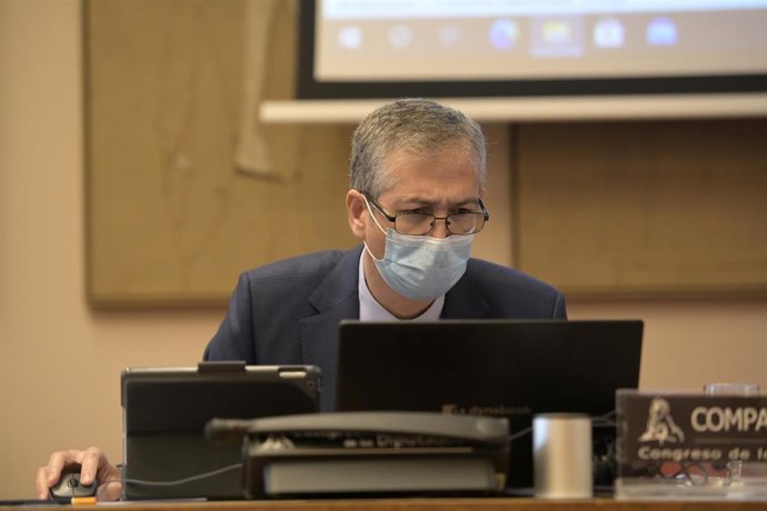 El gobernador del Banco de España, Pablo Hernández de Cos, a su llegada a una Comisión de Presupuestos en el Congreso