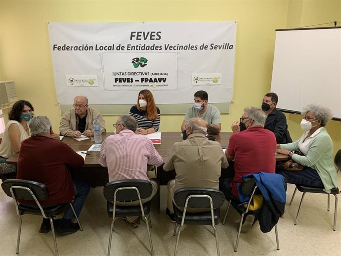 Serrano, con miembros de Feves