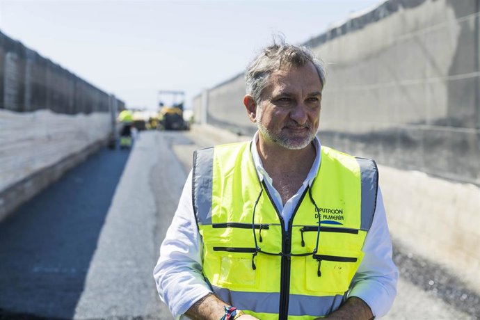 Archivo - Visita a las obras de mejora de caminos rurales en Adra