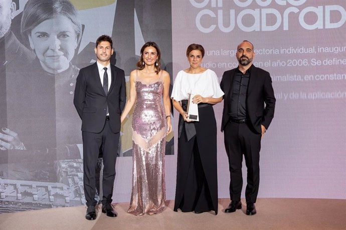 Mónica de Tomás entrega el galardón a Ismael Juárez de Decosan
