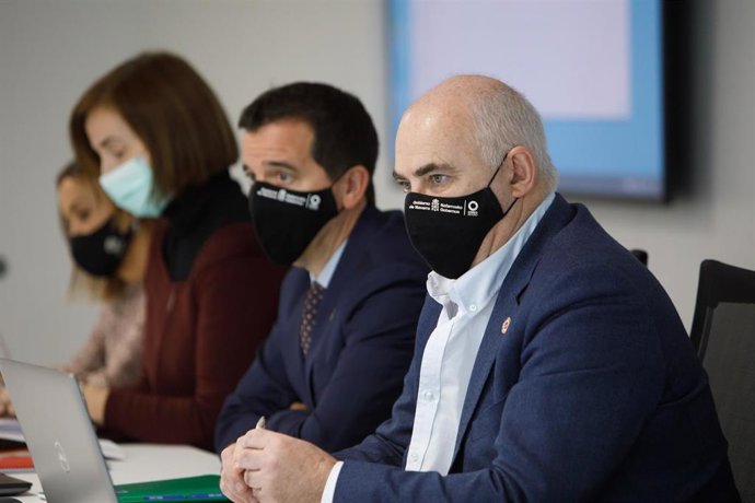 El vicepresidente del Ejecutivo foral y titular de Ordenación del Territorio, José M Aierdi, junto al consejero de Desarrollo Económico y Empresarial, Mikel Irujo, en el Consejo Social de Política Territorial.