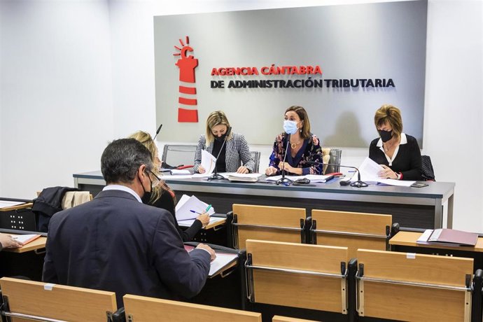 La Consejera De Presidencia, Interior, Justicia Y Acción Exterior, Paula Fernández, Preside La Reunión De La Mesa General De Negociación.