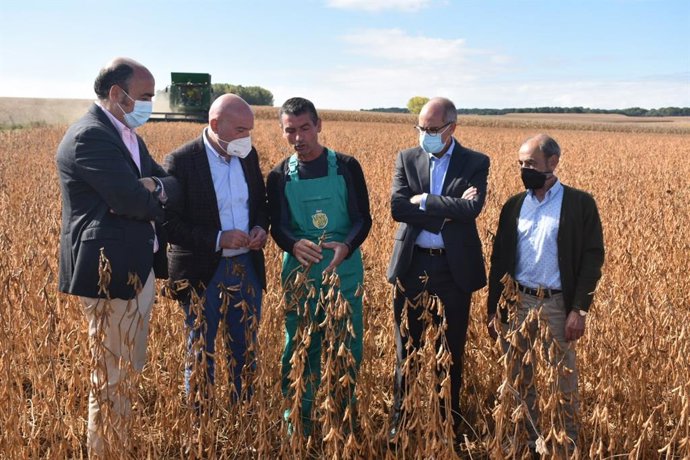 Carnero destaca las posibilidades de la plantación de soja en los campos de la Comunidad .