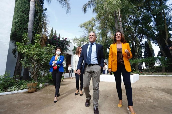 Elías Bendodo, consejero de la Presidencia, junto a la alcaldesa de Alhaurín el Grande, Toñi Ledesma, en la visita a la Finca La Baltasara