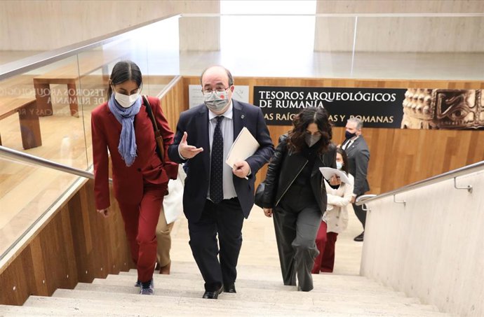 El ministro de Cultura y Deporte, Miquel Iceta, a su llegada al acto de presentación del Observatorio de la Piratería y Hábitos de Consumo en Contenidos Digitales 2020, en el Museo Arqueológico Nacional, a 25 de octubre de 2021, en Madrid, (España).