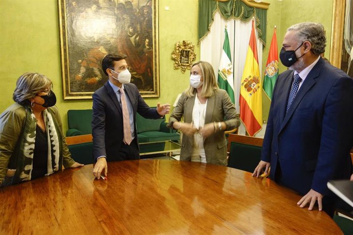 Reunión institucional entre el alcalde de Granada, Francisco Cuenca, y la consejera de Fomento, Marifrán Carazo, en el Ayuntamiento de Granada.