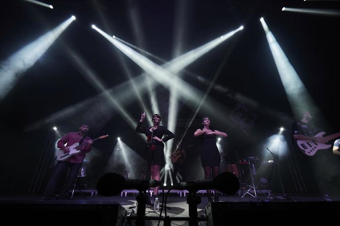 Rozalén y su banda, durante un concierto para presentar su último álbum, El árbol y el bosque, en el Navarra Arena de Pamplona, a 16 de octubre de 2021, en Pamplona, Navarra (España).   