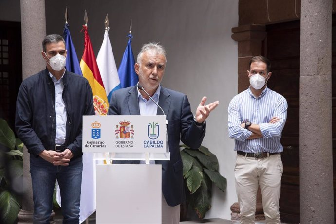 El presidente de Canarias, Ángel Víctor Torres, ofrece declaraciones a los medios junto al presidente del Gobierno, Pedro Sánchez, y el presidente del Cabildo de La Palma, Mariano Hernández Zapata
