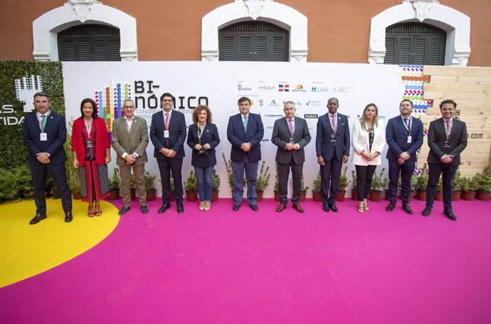 Autoridades en la inauguración de la primera edición del Congreso Gastronómico Iberoamericano, Binómico, que se celebra en Huelva.