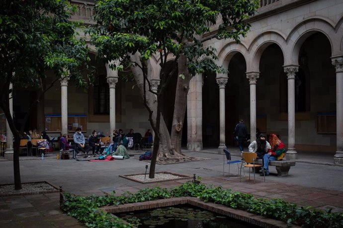 Archivo - Varias personas participan en el tercer día de la ocupación de un edificio de la Universitat de Barcelona (UB), durante el mes de abril de este año