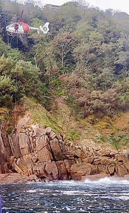 Un helicóptero de la Ertzaintza en una operación de rescate