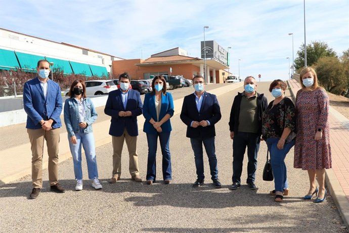Férriz (c), junto a responsables municipales de la comarca de Andújar.