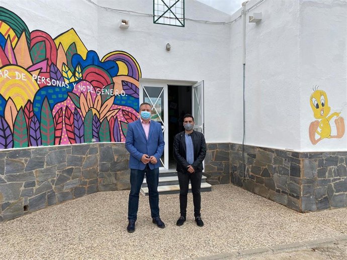 El delegado visita las obras en uno de los municipios