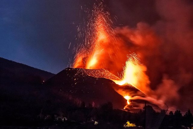 Lava y piroclastos emitidos por el volcán de Cumbre Vieja, a 20 de octubre de 2021, en La Palma, Santa Cruz de Tenerife, Canarias, (España). La lava que expulsa el volcán de Cumbre Vieja arrasa ya 866,1 hectáreas de superficie en La Palma --54,3 más en la