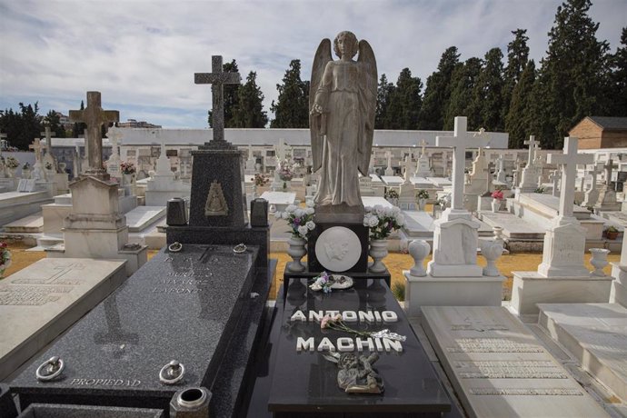 Archivo - Lápidas del Cementerio de San Fernando, en Sevilla, Andalucía (España).