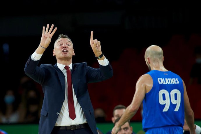 Saruna Jasikevicius, head coach of FC Barcelona, gestures during the Liga Endesa match between Coosur Real Betis and FC Barcelona Baloncesto at San Pablo Pavilion on October 10, 2021 in Sevilla, Spain.
