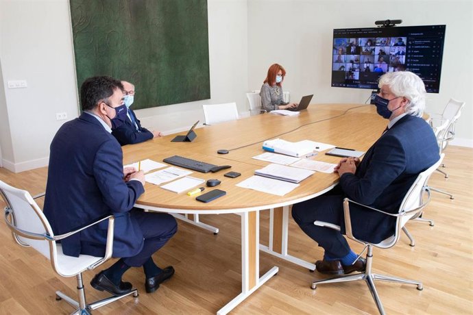 El conselleiro de Cultura, Educación e Universidade, Román Rodríguez, preside el comité educativo.