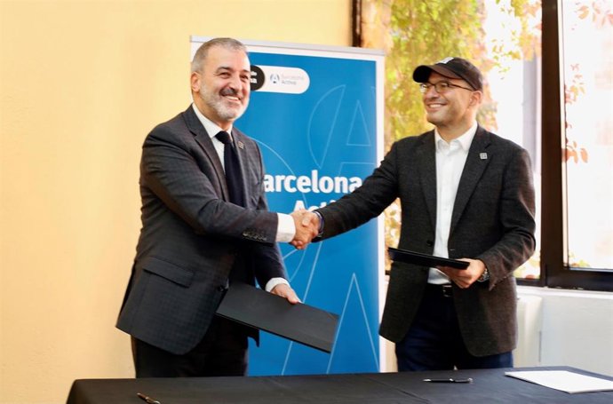 El primer teniente de alcalde de Barcelona, Jaume Collboni, y el CEO fundador de Code.Org, Hadi Partovi.