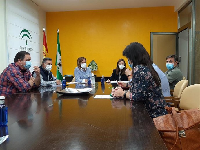 Rus (c) en una reunión con el alcalde de Martos y miembros de la Asociación San José de Las Casillas.