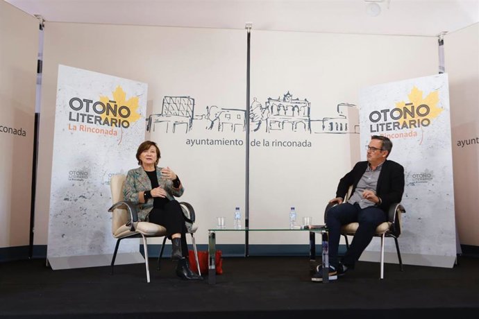 La escritora y periodista, Nativel Preciado, junto al periodista Óscar Gómez, en el ciclo 'Otoño Literario' que organiza el Ayuntamiento de La Rinconada.