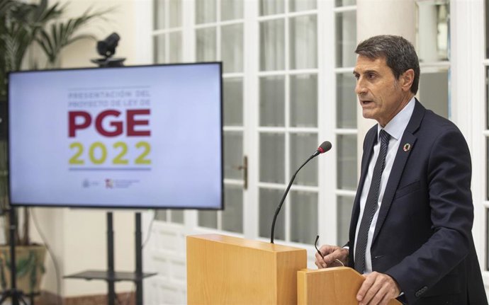 El delegado del Gobierno en Andalucía, Pedro Fernández, durante la presentación de los Presupuestos Generales del Estado para 2022, con detalle en las partidas destinadas a Andalucía. En la Delegación del Gobierno en Andalucía, a 14 de octubre de 2021, 