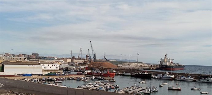 Muelle de Poniente del Puerto de Almería.