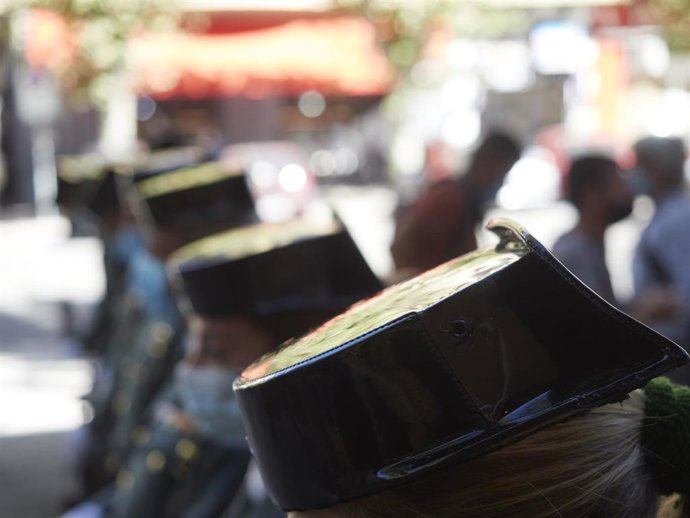 Archivo - Detalle de tricornios de agentes de la Guardia Civil