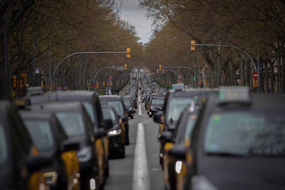 Archivo - Fila de taxistas en una imagen de archivo