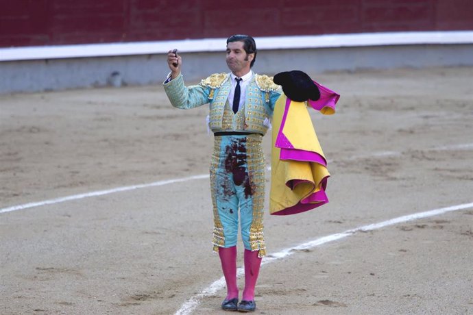 Morante de la Puebla toreando durante la corrida de toros en Las Ventas, a 12 de octubre de 2021, en Madrid (España).